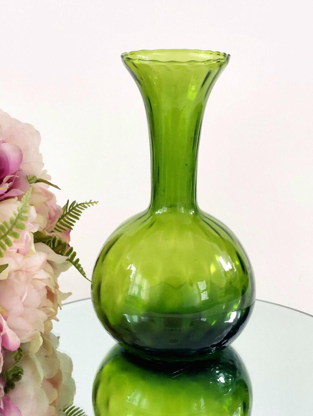Vintage Green Blown Glass Bud Vase Flared Ruffle Rim 7.5”